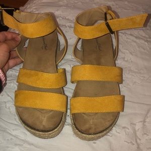 Yellow women’s platform espadrille sandals size 6